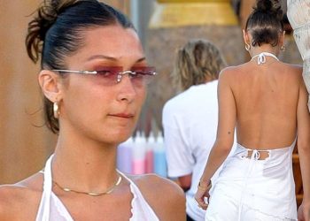 FOTO/ Të gjithë sytë tek Bella, modelja “harron reçipetat” në shtëpi