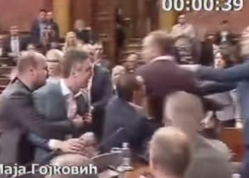 Grushte dhe përleshje fizike, dalin pamjet e dhunës në parlamentin serb (Video)