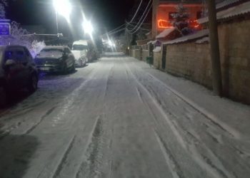 Në prag të Vitit të Ri, Korça mbulohet nga dëbora (FOTO)