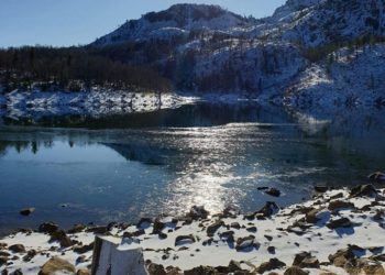 Dëbora zbardh disa zona në Shqipëri, ARRSH: Kujdes makinat që kalojnë në këtë aks (Foto)