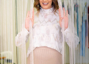 Moderatorja shqiptare bëhët nënë për herë të parë dhe emocionon me dedikimin për vogëlushen