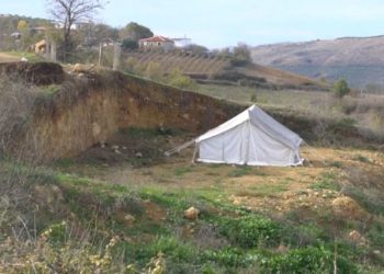 “Kemi të sëmurë nëpër çadra”, banorët e një pallati në Shijak: Askush nuk ka ardhur të vlerësojë dëmet