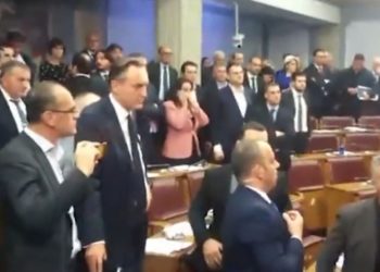 Tensionet në Podgoricë reflektohen edhe në Parlamentin serb, reagojnë radikalët