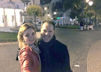 Helmohen gjatë darkës romantike/ Vajza u gjet e pajetë në tualet, i dashuri i saj përfundon në spital