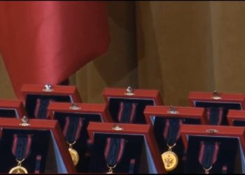 Rama u dorëzon ambasadorëve medaljen e forcave të shpëtimit, por nuk harron batutat: Sot u ndjeva më i vogël se Erion Braçe