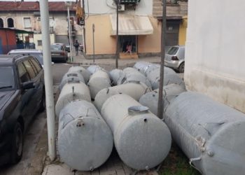 FOTOT/ Aksioni për depozitat e ujit, vetëm në një pallat hiqen 17 depozita 1 mijë litroshe