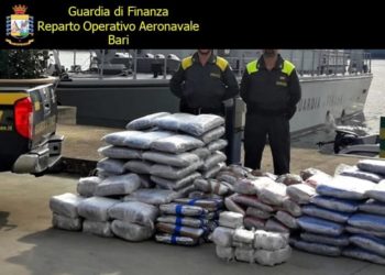 Kapet gomonia me 334 kg drogë në brigjet e Brindizit, pranga shqiptarit (Video)