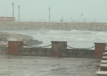 Moti i keq/ Në Portin e Durrësit, tragetet mbërrijnë me vonesë, rreth 5 mijë emigrantë shqiptarë ende në det të hapur