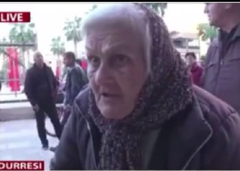 “Nëne, ça po bën këtu?”/ Për 5 orë para Bashkisë së Durrësit pa asnjë zgjidhje, ironizon e moshuara: Pres të martohem!