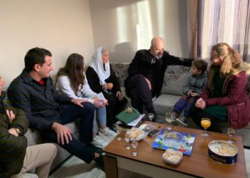 VIDEO/ Rama viziton familjen Belegu që mbeti pa shtëpi nga tërmeti i shtatorit, batuta me Veliajn për gjelin e detit