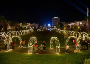 FOTO/ Shihni si Tirana është veshur me ngjyrat e festave në çdo cep të saj