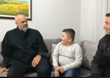 U hodh nga kati i tretë për t’i shpëtuar tërmetit, Rama takon djaloshin hero: Do ikim bashkë ditën e parë të shkollës