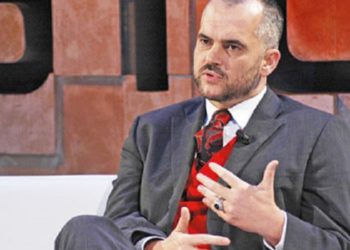 “Më hoqe mallin e vathit tim“/ Rrëfimi i Ramës: Kur më vdiq babai, hoqa vathin dhe mjekrën, ditën e varrimit u bëra ministër