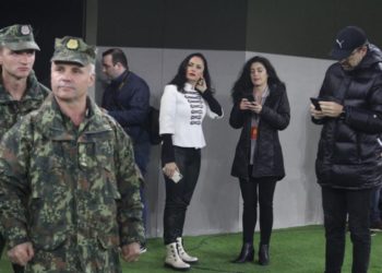 Pranë Ramës dhe “e rrethuar” nga ushtria. Me kë ishte sot tifoze fituesja e “Këngës Magjike”