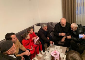 Iu dëmtua shtëpia nga tërmeti, Rama dhe Veliaj i dorëzojnë çelësat e banesës së re familjes Poçi