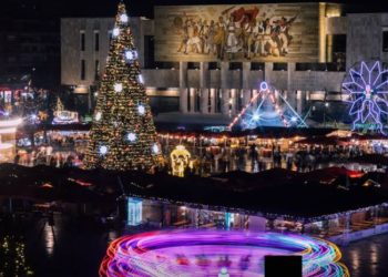 Tirana bëhet gati për të mikpritur festat e fundvitit, ja si po ndryshon sheshi “Skënderbej”