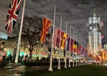 Londër/Flamuri i Maqedonisë së Veriut valon i barabartë me flamujt e anëtareve të NATO-s