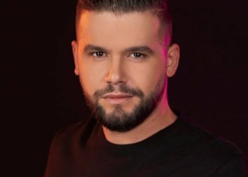 Flori Mumajesi mesazh vajzës misterioze që pa tek sheshi “Skënderbej”: Nuk i fola dot, por do jem sërish aty