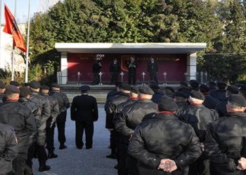Shpallet në kërkim punonjësi i Gardës, dhunoi me sende të forta një person