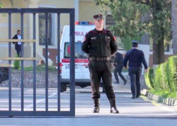 Detaje/ Kush është personi që u godit barbarisht me shufër hekuri nga gardisti, ja çfarë filmuan kamerat e sigurisë