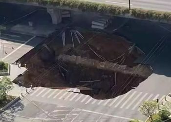 Gropa gjigande hapet papritur në rrugë, merr me vete makinën e pastrimit dhe një motoçikletë