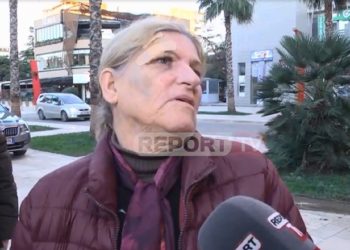 Me “sytë” nga Bashkia e Durrësit, qytetarja: Nuk duam ushqim, por strehim! Shtëpinë 80 mln lekë s’e gëzova