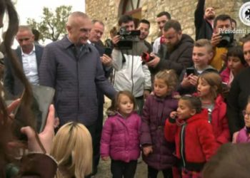Meta dhe Bebe Rexha vizitojnë familjet e prekura nga tërmeti, fëmijët e Ishmit i bëjnë një surprizë
