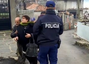 “Kush e vrau”, motra shpërthen në lot për të vëllain e vrarë me thikë pranë lokalit në Korçë