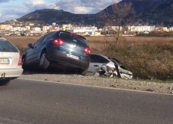 Edhe një aksident/ Përfshihen tre makina në përplasje, dy syresh përfundojnë në kanal