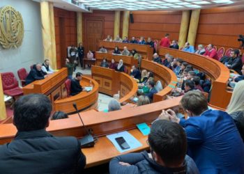 Këshilli Bashkiak i Tiranës mban 1 minutë heshtje për viktimat e tërmetit të 26 nëntorit