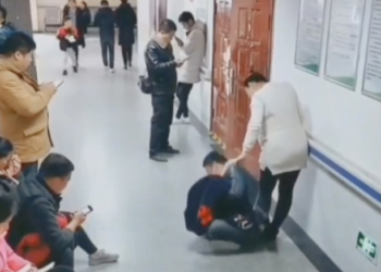 Gruas shtatzënë nuk i lirojnë vend për t’u ulur, burri bën gjestin që e vlerësuan të gjithë (Foto)