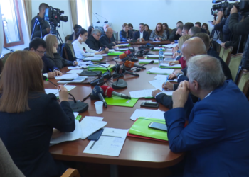 Zëri i Amerikës: Përfaqësues të medias i kërkojnë komisionit parlamentar të rrëzojë paketën “anti-shpifje”