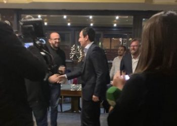 Refuzoi dy herë ftesën e Thaçit me pretendimin se ndodhej jashtë Kosovës, Kurti shfaqet në festën e partisë