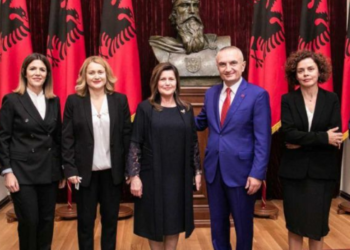 Kushtetuesja në dorën e 4 grave pas përplasjes së Metës me kreun e KED, Dvorani