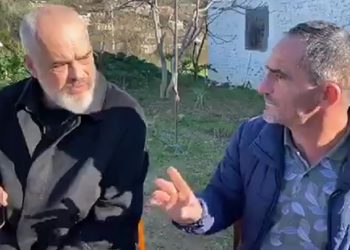 Jeton në çadër pas tërmetit, por laçjani i gëzohet vizitës së Ramës: Në daç ma bëni shtëpinë, në daç jo! Më ka ardhur kryeministri këtu