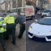 FOTO/ “Lamborghini” 250 mijë paund bllokohet në mes të rrugës, shoferit i vijnë në ndihmë dy policë