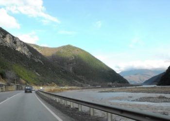 Bien gurë në aksin Librazhd-Elbasan, bllokohet rruga tek “Kthesat e Murrashit”