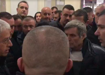 “Pallati i rrezikshëm, trarët mbajtës janë çarë”, Lleshaj përplaset me drejtorin e Bashkisë: Kujdes kur përhap panik, stop!