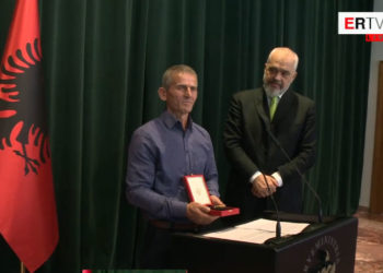 “Do t’i shërbej popullit tim deri në momentin e fundit të jetës”/ Nderohet nga Rama zjarrfikësi hero që shpëtoi dy jetë nën rrënoja