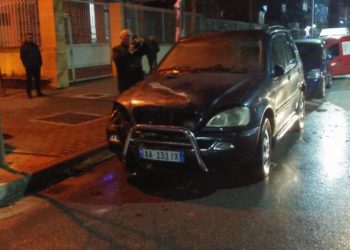 Dalin pamjet, si u dogj në mes të Elbasanit makina e shefit të policisë