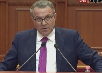 “Nëna ime shpëtoi dhe nuk do ta shohë këtë gjyq politik”, Malaj akuza Ramës nga foltorja e Kuvendit