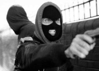 Tërhoqi 15 mijë euro nga banka në Burrel, por i dalin përpara maskat dhe ia marrin të gjitha