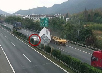 VIDEO/ Aksident i frikshëm në autostradë, maunes i bie rimorkio në ecje. Ja si shpëtojnë makinat