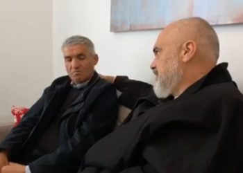 “Vdekja zgjedh, s’pyet për radhë”, Rama ngushëllon familjen Meçja. Oficeri që humbi gruan, vajzën dhe mbesën: Pse shpëtova