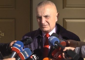 “Ditë për të shtrirë dorën ndaj atyre që kanë më shumë nevojë”, Meta uron Krishtlindjen nga Katedralja Ortodokse