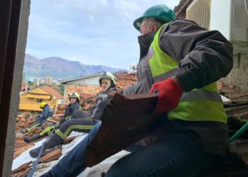 Bashkia ndërhyn te pallatet e dëmtuara te “Shallvaret”, eliminohet rreziku për qytetarët (Video)