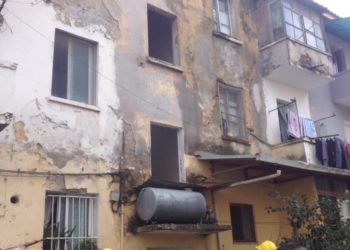 Fotot/ Inxhinierët e Bashkisë së Tiranës në terren për të vlerësuar gjendjen e objekteve të prekura nga tërmeti