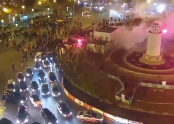 PSG-Gallatasarai kthen Parisin në arenë sherri, flakadanë e grushte mes tifozerive (Video)