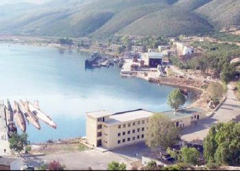 U vodhën kallashë e fishekë në depon e Pashalimanit, dënohen me burg 3 ushtarakët që braktisën detyrën