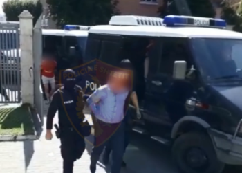 1500 € për një diplomë universiteti privat pa shkuar asnjë ditë, pranga policit që ia siguroi dokumentin